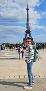 Sandra vorm Eiffelturm